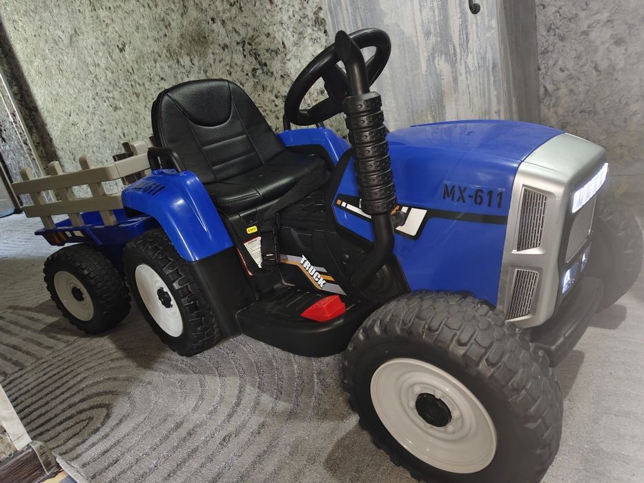 Электромобиль синий трактор