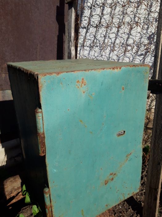 сейф с внутренним ключом