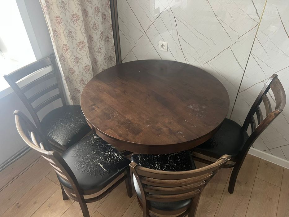 Продам кухонный стол 4 стульями