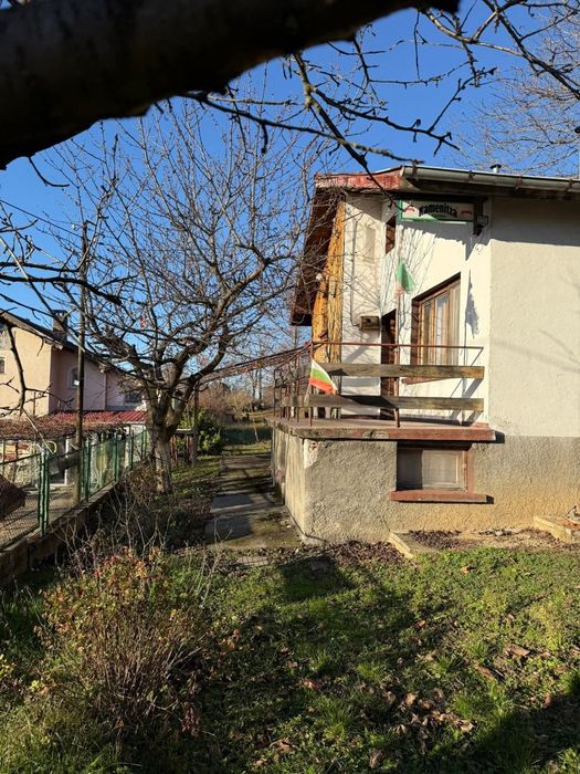 Продавам вила с два парцела