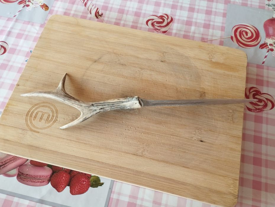 Cuțit de vânătoare confecționat manual