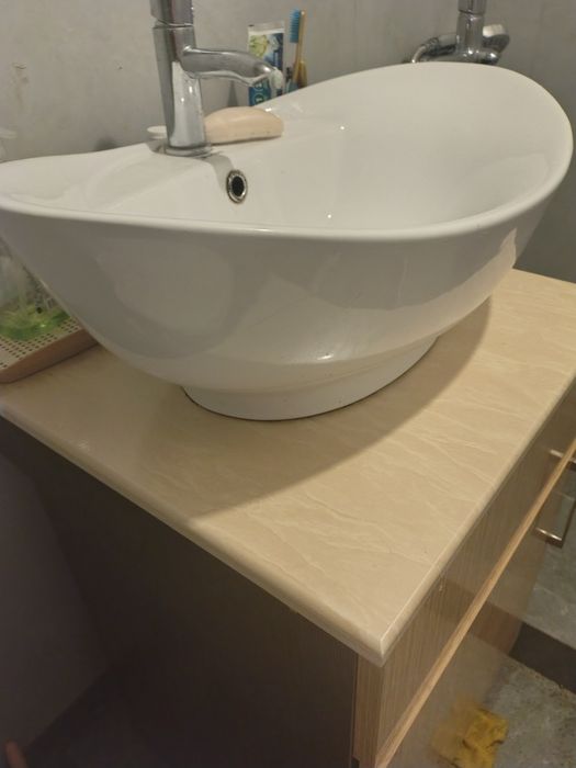 Продам раковину с краном