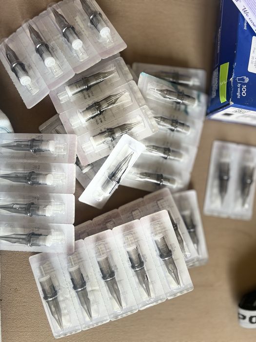 Vând produse de tatuat