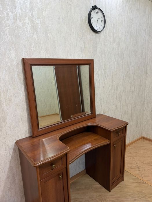 Продам туалетный столик