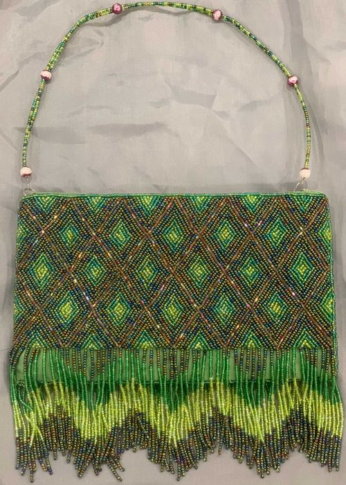 Gentuta cu margele cusute si franjuri de margele