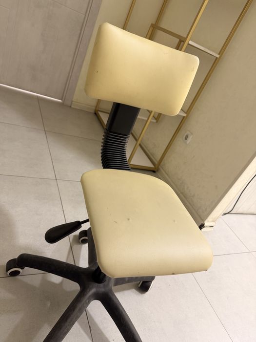 Офисный стул сотилади