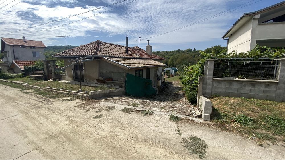 Продавам къща с. Лозево близо до гр  Шумен