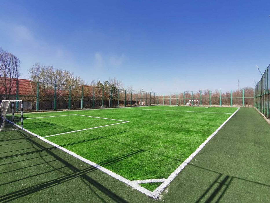 Футбольное поле с новым покрытием