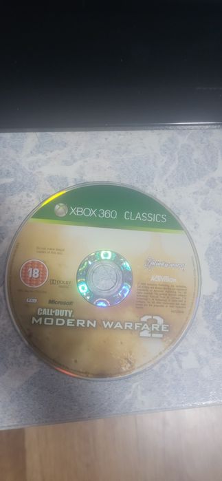 Vand xbox 360 + 2 cd + jocuri incomporate in consola