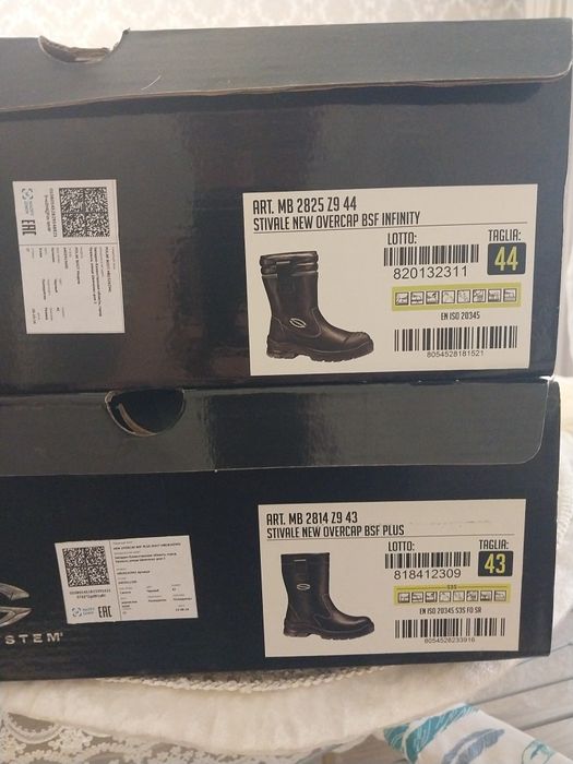 Продам новые  две пары обуви