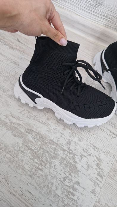 Високи черни маратонки