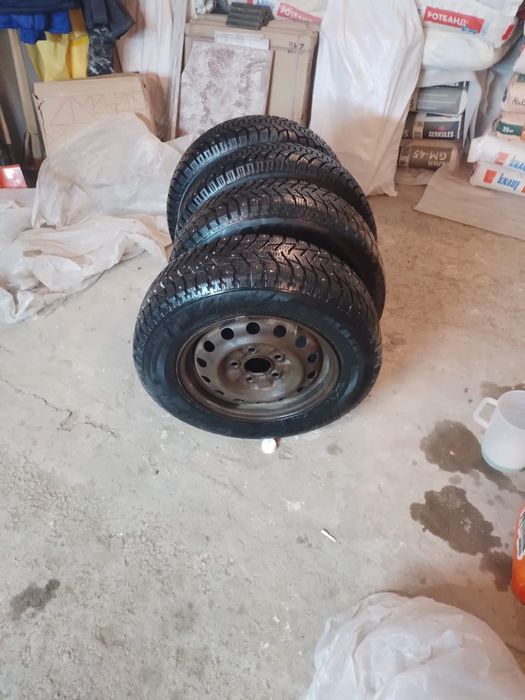 Продам 4 шины(зима) с дисками (штампы)