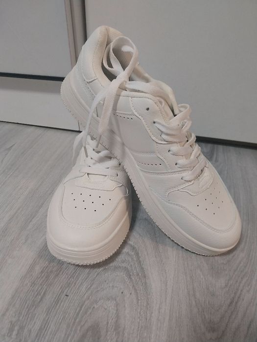 Продавам чисто нови бели маратонки – унисекс