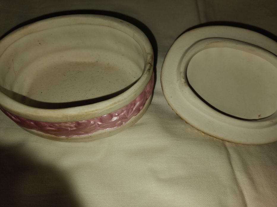 Продавам две порцеланови кутийки за бижута.