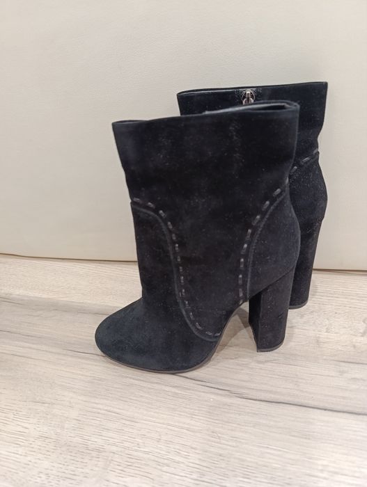 Продам новые замшевые демисезонные ботильоны