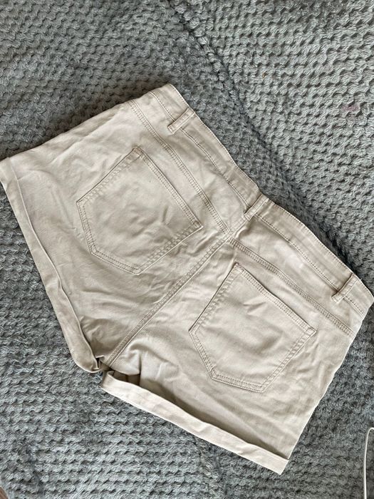 Къси пантолони бежов