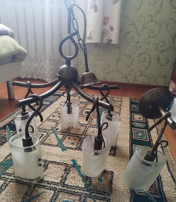 Продам Люстры и бра