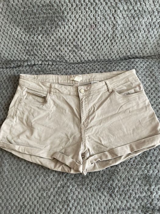 Къси пантолони бежов