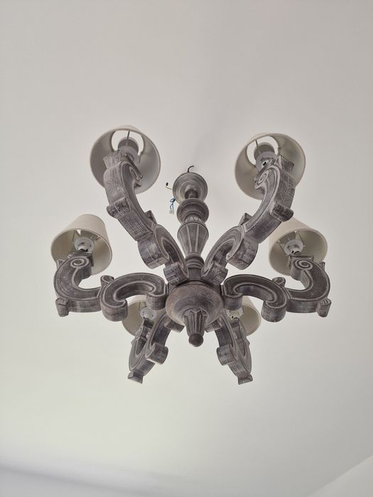 Lustra din lemn cu un design deosebit