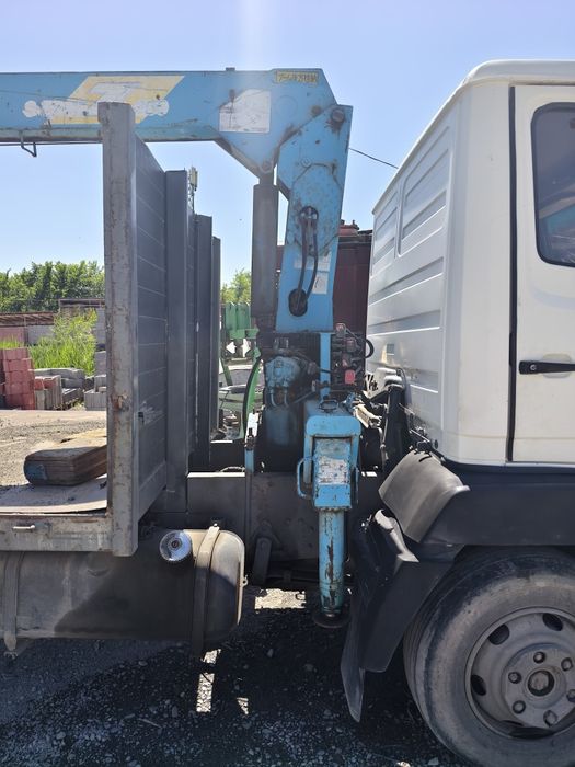 Мерседес 814 бортовой манипулятор 2.5 тонник