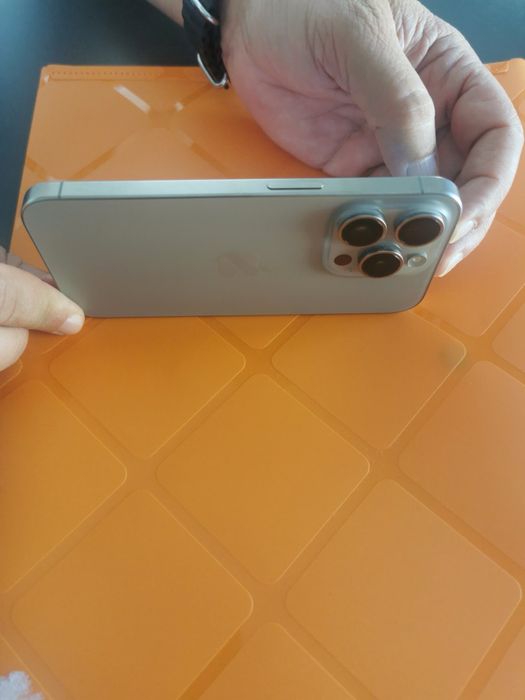 Продавам ipfone 15 pro