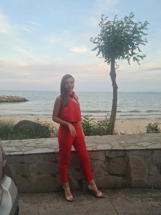 Елегантен гащеризон. Носен е веднъж. Без забележки. Размер М.