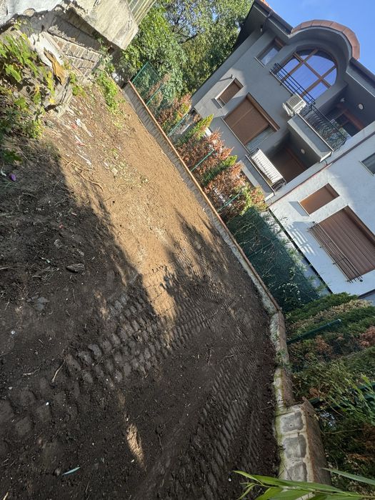 Изкопни дейности с мини багер и самосвал.