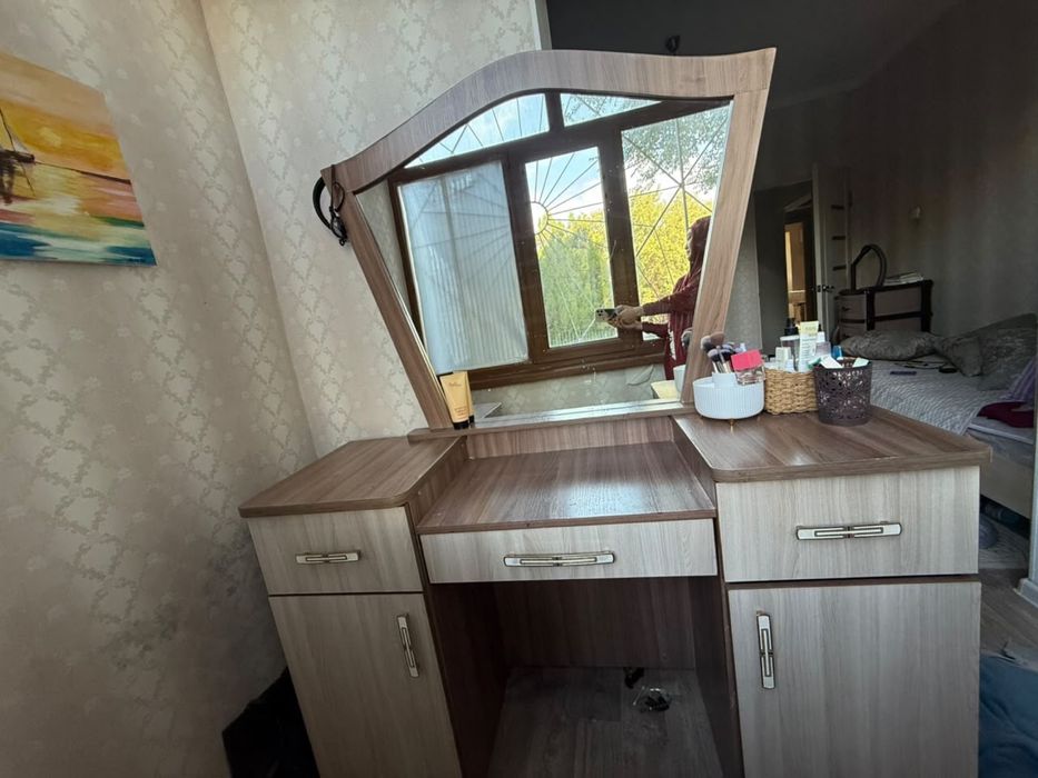 Продам трюмо с зеркалом
