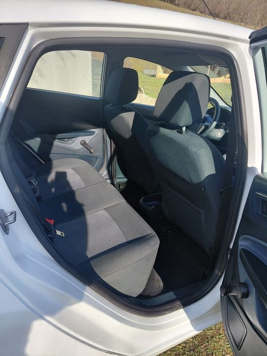 Vând Ford Fiesta an 2010,benzina1.3,recent adus