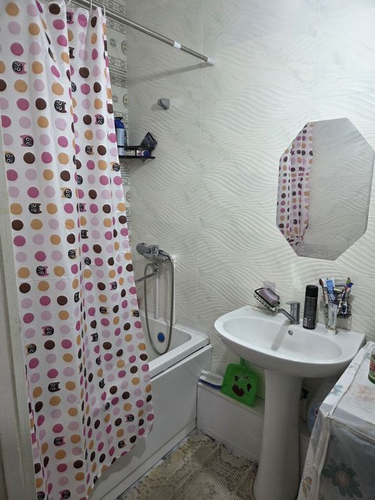 Uy sotiladi 
10 etajkani 5 etaji 
49.kvadrat