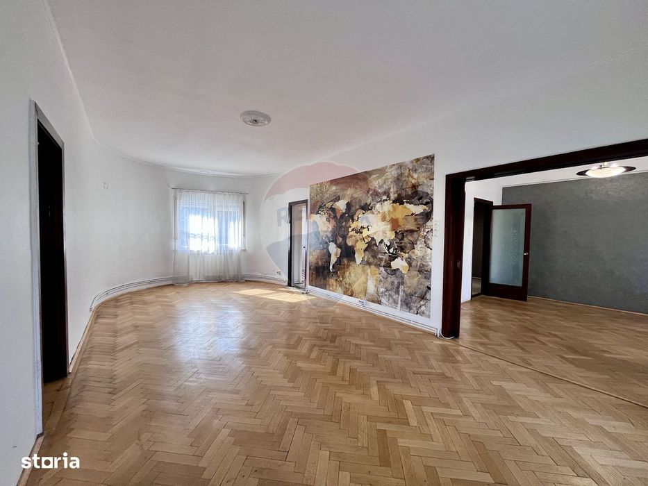 Apartament cu 4 camere nemobilat in P-ta Victoriei langa Orange