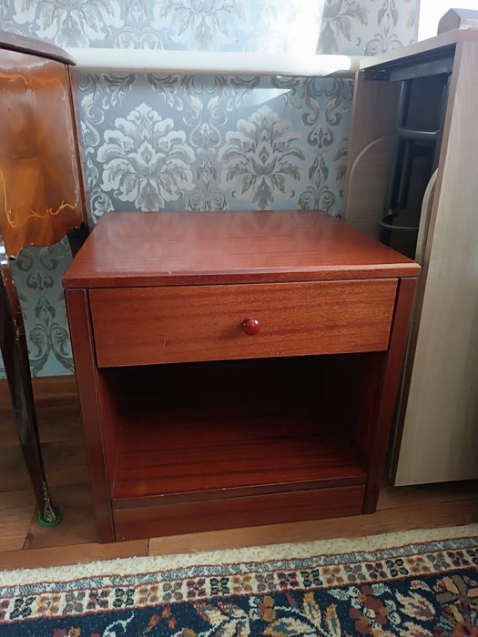 Продам тумбочку.