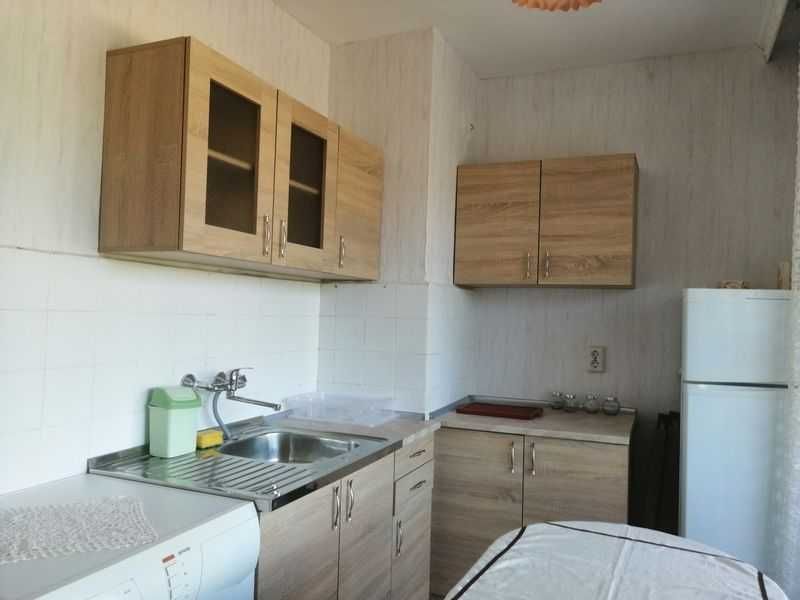 Дава се под наем Двустаен апартамент в Бургас, Славейков - 65 кв.м за 94.35 € - Снимка #1