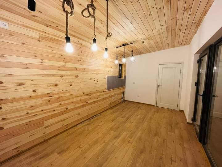 Case pe structură metalică placate cu panouri sandwich termoizolante durabile, la standarde europene