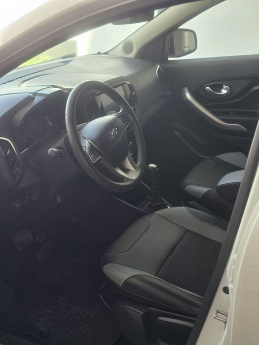 Lada XX Kros  ikming yigirma birinchi yil ikming ikkinchi yilda salon