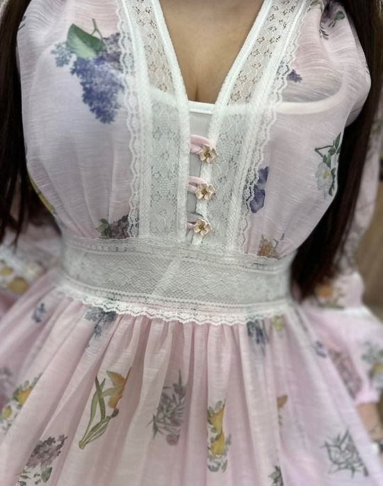 Ефирна рокля с флорален мотив