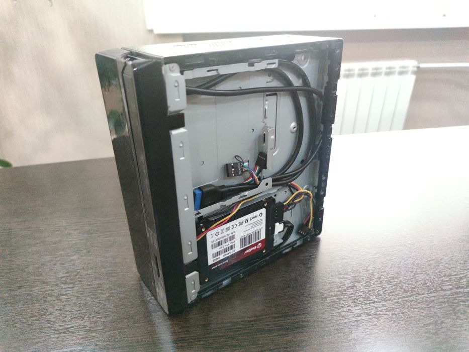 Мини компьютер и экраны