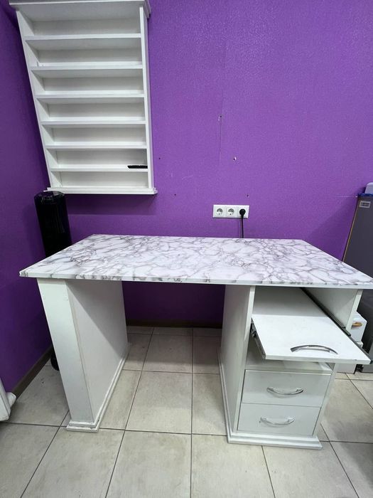 Продам маникюрный стол со стульями