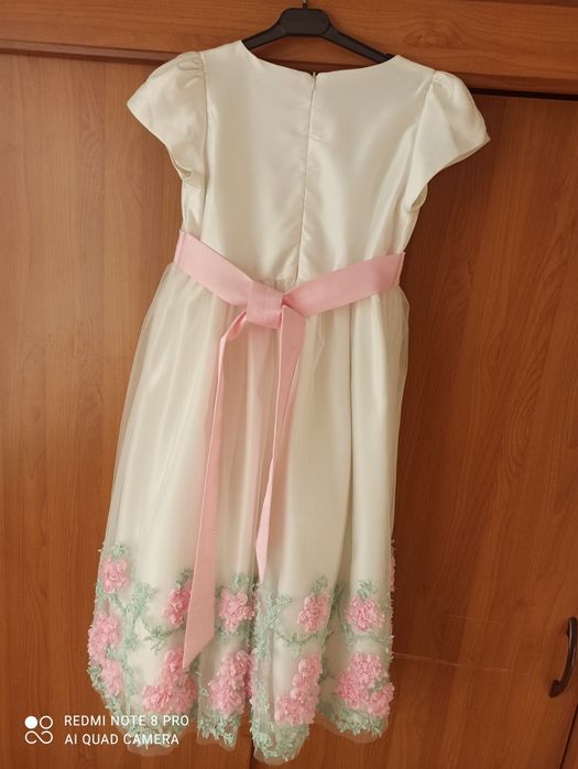 Продам нарядное платье для девочки