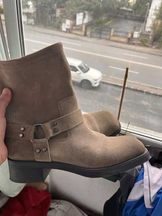 Ghete piele intoarsa Zara