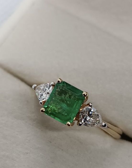 Кольцо с природным изумрудом