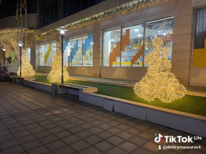 Новогоднее оформление фасадов зданий домов офисов магазинов,