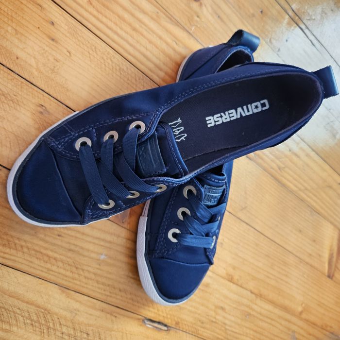 Обувки на Converse.