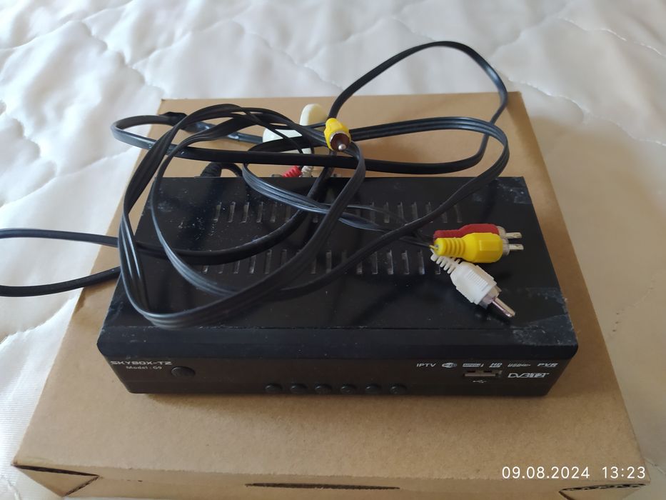 Роутеры 2 штуки и тюнер к телевизору