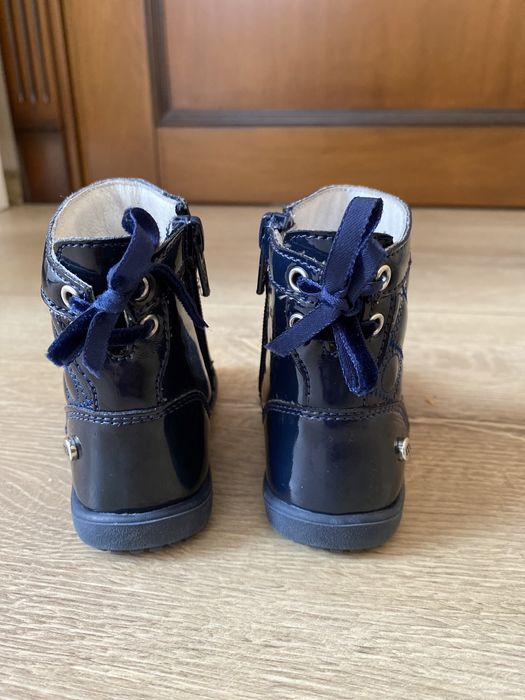 Vând cizmulițe  Melania noi pentru fetițe din piele