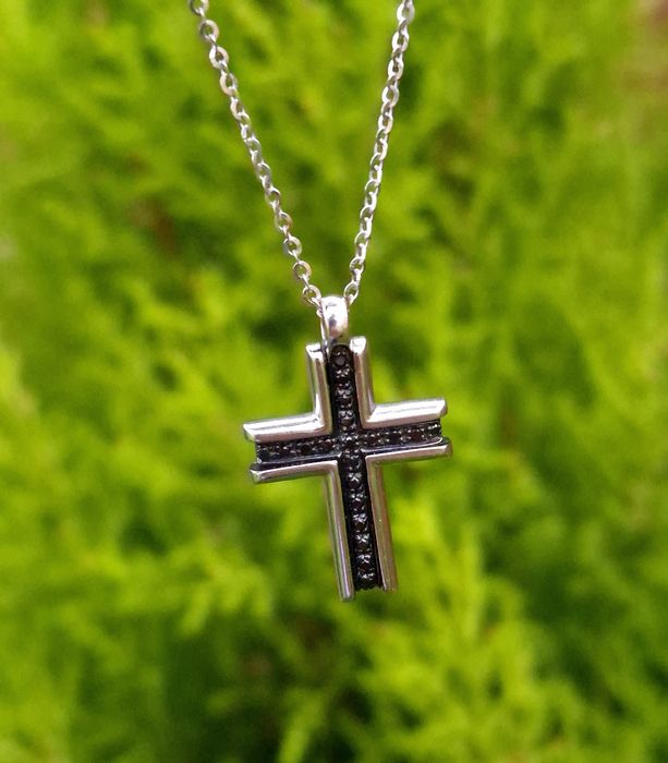 Cruciulita Zancan din aur de 18K cu diamante naturale negre