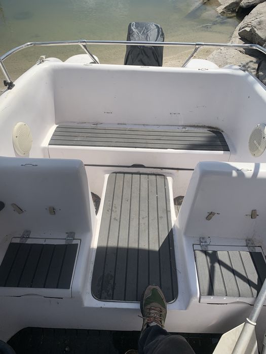 Катер немтун с мотором,сел и поплыл