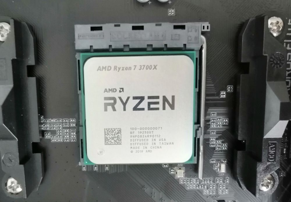 AMD Ryzen 7 3700X (8 ядер / 16 потоков). Идеальное состояние.