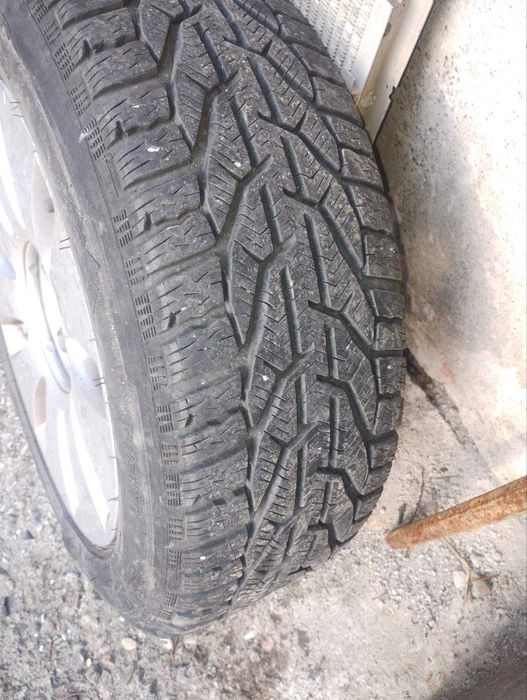 Продавам гуми с джанти за Audi