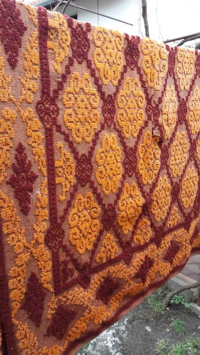Covoare vechi tesute manual.